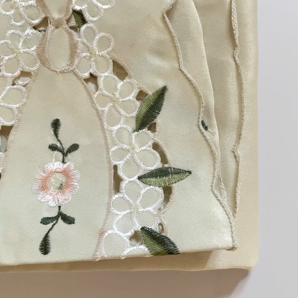 Floral embroidered table cloth - Picture 9 of 12